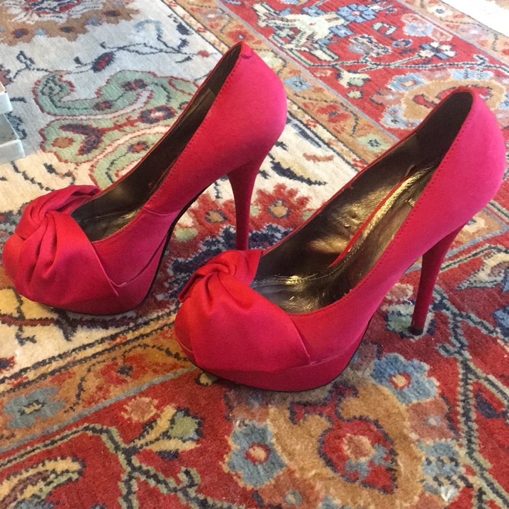 Bakers Viviane Large Bow Platform Pumps